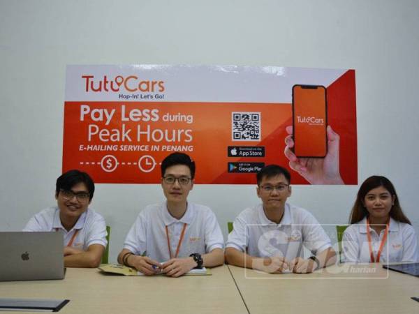 Jason (dua dari kanan) bersama pegawai operasi Tutucars Sdn Bhd pada sidang media yang diadakan hari ini.