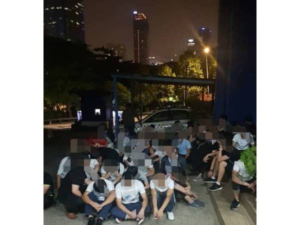 Antara warga China yang ditahan dalam operasi di Taman Desa Kuala Lumpur semalam.
