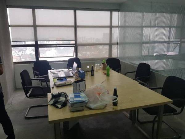 Premis di tingkat 20 di Taman Desa Kuala Lumpur yang diserbu polis semalam.