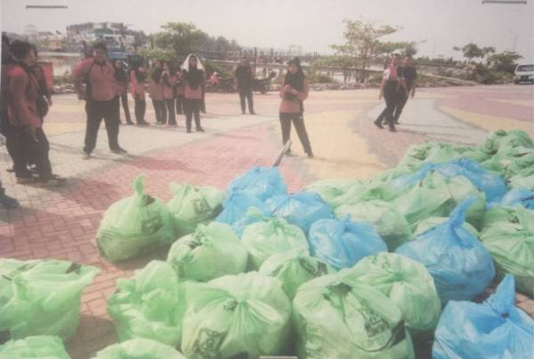 Ahli Kelab Rekreasi dan Alam Sekitar Kolej Tingkatan Enam Bandar Pontian berganding bahu bersama komuniti setempat menjayakan aktiviti mengutip sampah di kawasan pesisir pantai di Bandar Pontian.