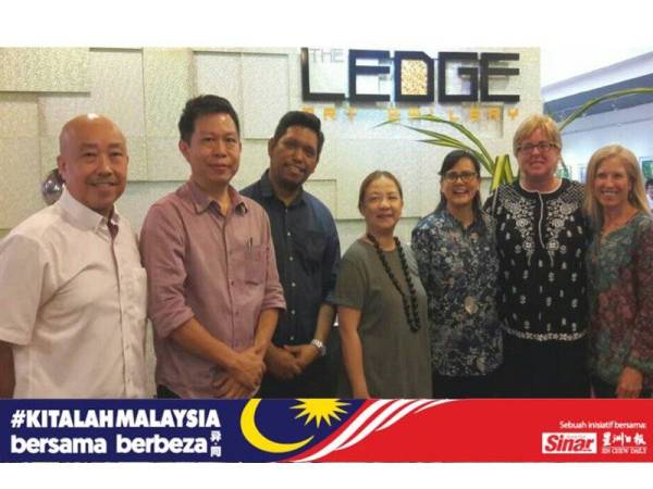 Kim Boon (kiri) bersama dengan rakan-rakan yang mengadakan pameran lukisan bersama baru-baru ini.