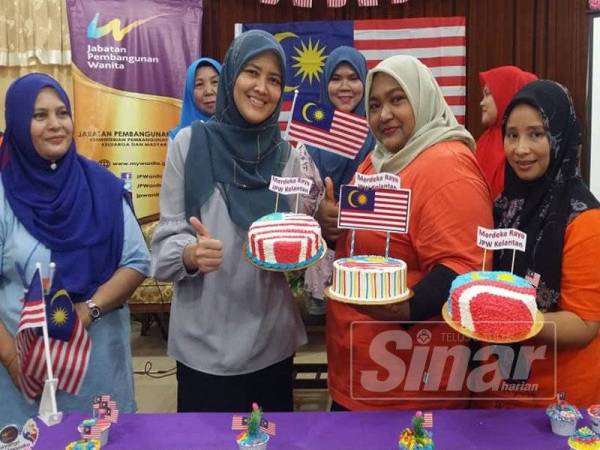 Pelbagai hiasan kek Jalur Gemilang dihasilkan tanda semangat patrotisme.