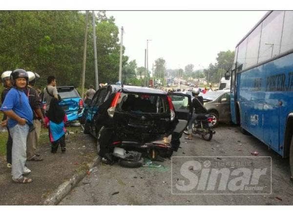 Kemalangan membabitkan 13 kenderaan di simpang Bandar Amanjaya, di sini pagi semalam.