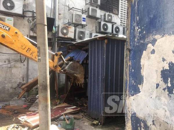 Pemilik menerima padah apabila enggan merobohkan sruktur haram dibina.