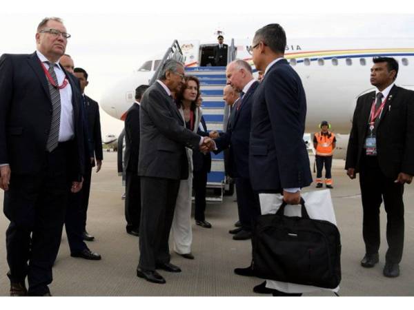 Perdana Menteri Tun Dr Mahathir Mohamad tiba di Lapangan Terbang Antarabangsa Vladivostok bagi lawatan kerja di Pulau Russky, Rusia untuk menghadiri Forum Ekonomi Timur (EEF) 2019 hari ini. - Foto Bernama