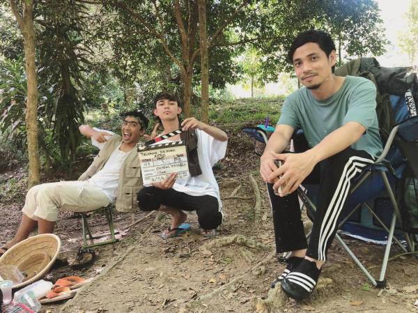 Chubby-E berlakon dengan penyanyi Mark Adam.