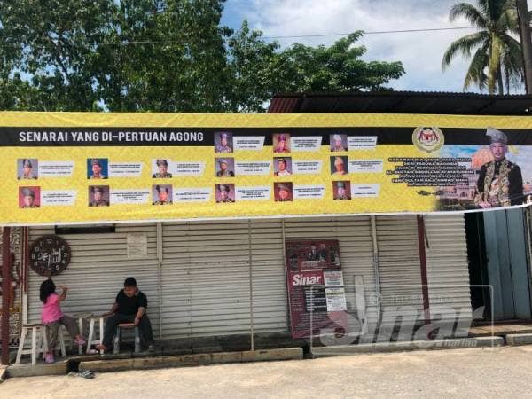 Kain rentang menyenarai gambar 15 Agong dan Agong ke-16 Al-Sultan Abdullah Ri’ayatuddin Al-Mustafa Billah Shah yang digantung di stesen minyak itu.