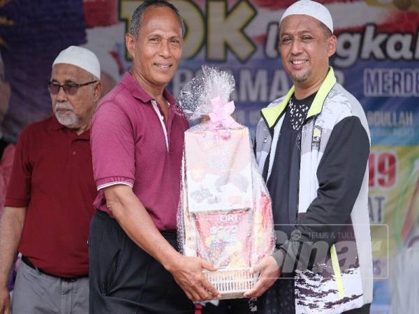 Mamat menerima anugerah khas disampaikan Ridzuan (kanan).