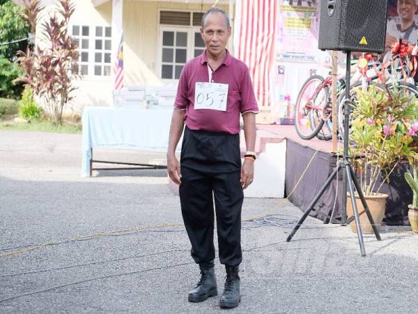 Mamat sebelum memulakan larian sejauh lapan kilometer (km) dalam pertandingan Marathon Merdeka Dun Buluh Gading.