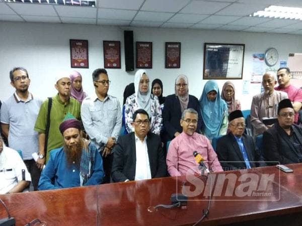 Dr Baharudin (empat dari kanan) selepas mengadakan mesyuarat bagi membincangkan Konvensyen Perubatan Melayu dan Komplementari yang akan diadakan pada Disember ini.