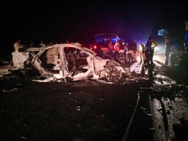 
Keadaan kereta yang mengakibatkan dua lelaki rentung sementara seorang lagi parah.