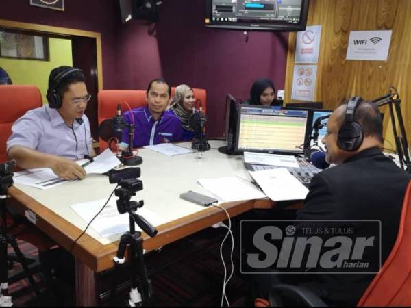 Md Farid (kiri) ketika sesi temubual di stesen radio Kelantan FM, semalam.