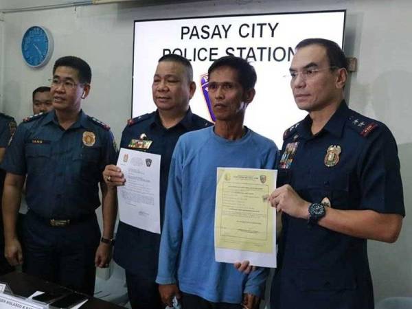 Nicanor Naz (dua dari kanan) yang dipenjara kerana kes dadah pada 1993 telah menyerah diri di Ibu Pejabat Polis Pasay City.