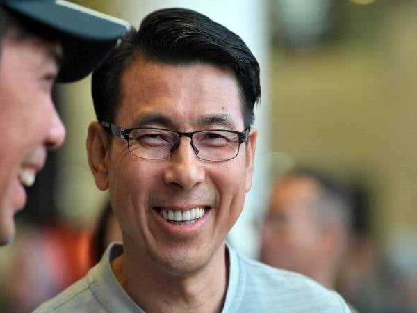 Ketua jurulatih pasukan negara Tan Cheng Hoe bersama Skuad Harimau Malaya tiba di Balai Ketibaan Lapangan Terbang Antarabangsa Kuala Lumpur (KLIA) hari ini. - Foto Bernama