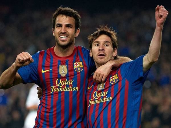 Cesc Fabregas ketika beraksi bersama Lionel Messi.