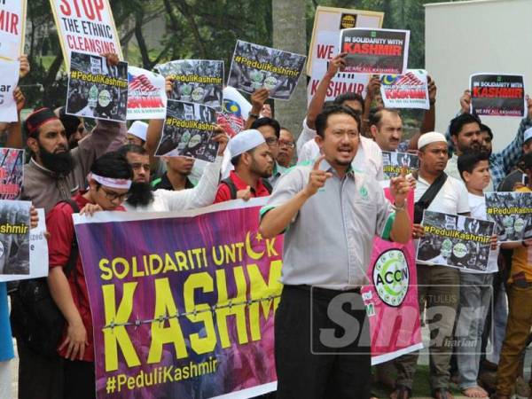 Wakil kumpulan himpunan cuba untuk menyerahkan memorandum bantahan yang mendapat sokongan dari 42 NGO Islam namun kelibat wakil kedutaan tidak kelihatan untuk menerimanya.