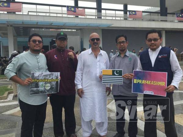 Wakil kumpulan himpunan cuba untuk menyerahkan memorandum bantahan yang mendapat sokongan dari 42 NGO Islam namun kelibat wakil kedutaan tidak kelihatan untuk menerimanya.