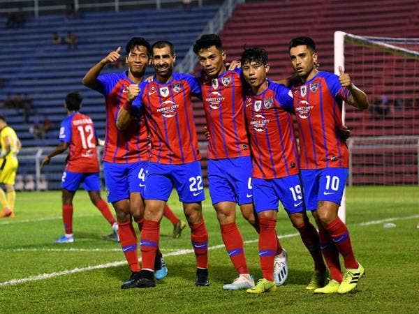 Pemain JDT II Mohamad Ghaddar (dua, kanan) meraikan jaringan gol bersama rakan-rakan ketika menentang Kelantan pada perlawanan Piala Cabaran di Stadium Majlis Perbandaran Pasir Gudang (MPPG) hari ini. - Foto BERNAMA