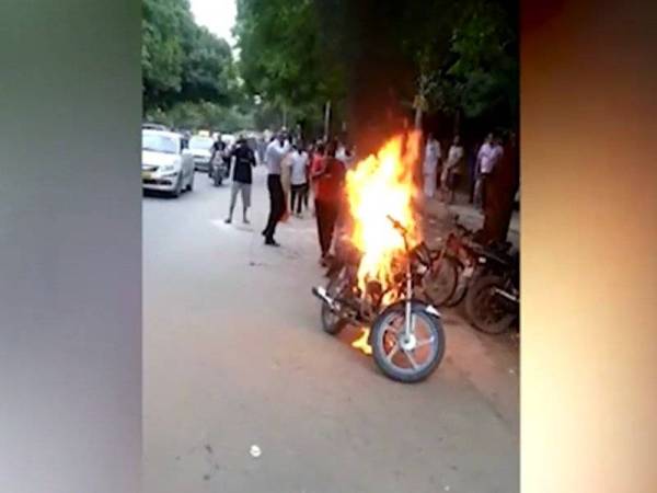 Seorang lelaki bertindak membakar motosikalnya selepas disaman polis trafik dalam kejadian di selatan Delhi semalam.
