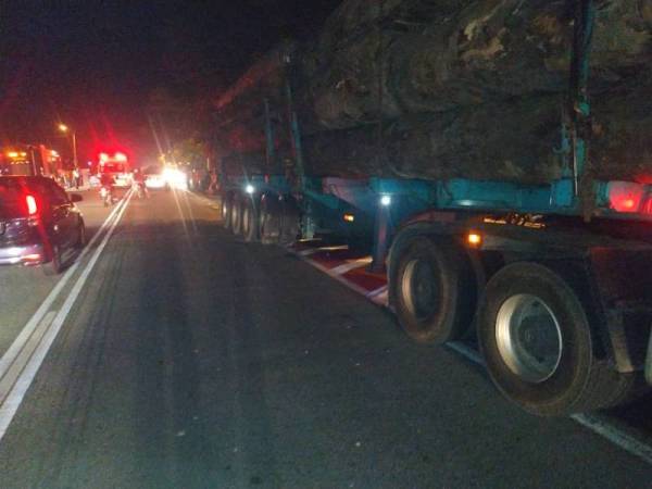 Mangsa tersepit selepas kereta dipandu melanggar lori balak, semalam.