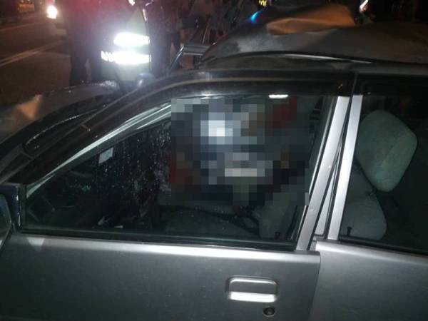 Mangsa tersepit selepas kereta dipandu melanggar lori balak, semalam.