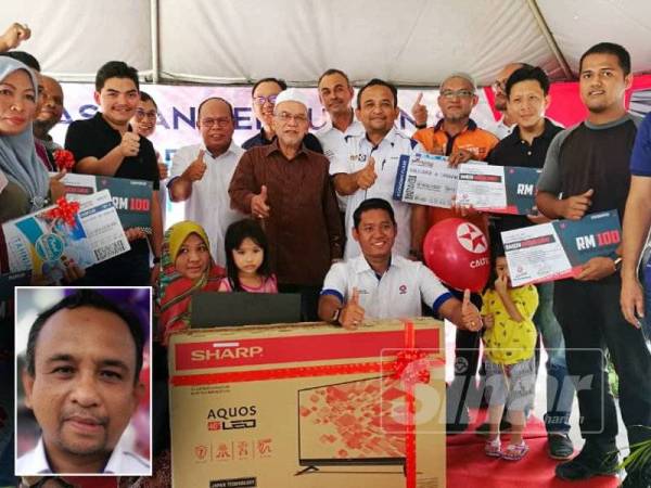 Adnan (lima dari kanan) merasmikan Majlis Perasmian Pembukaan dan Penyampaian Hadiah Program Promosi 'Pam&Menang' Stesen Minyak Caltex Bumi Emas Indah Sdn Bhd.
