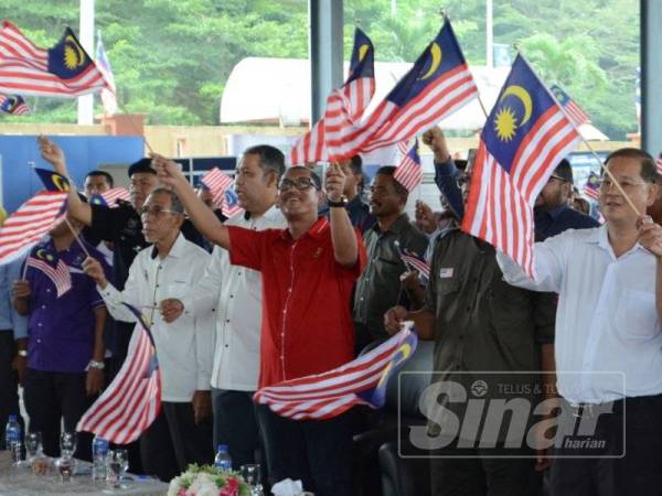 Kibaran Jalur Gemilang sempena program Merdeka@Komuniti peringkat negeri Perak di Arena Merdeka Tapah hari ini.