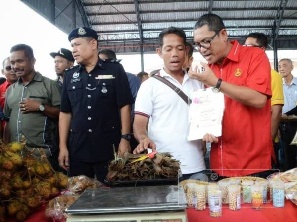 Ahmad Faizal ketika mengadakan lawatan ke tapak pameran sempena program Merdeka@Komuniti peringkat negeri Perak di Arena Merdeka Tapah hari ini.