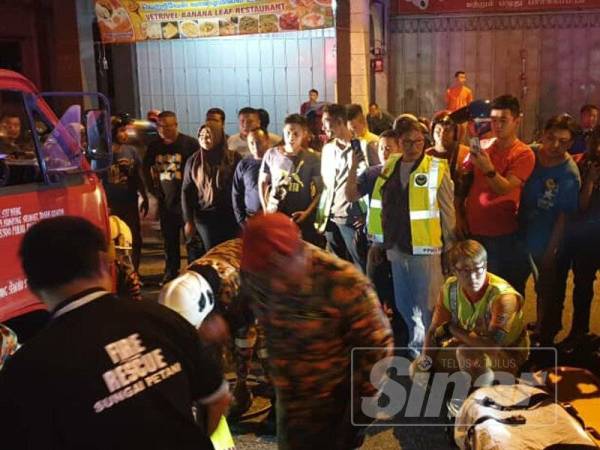 Orang ramai yang memenuhi lokasi kejadian di KM1 dekat Pekan Lama Sungai Petani.