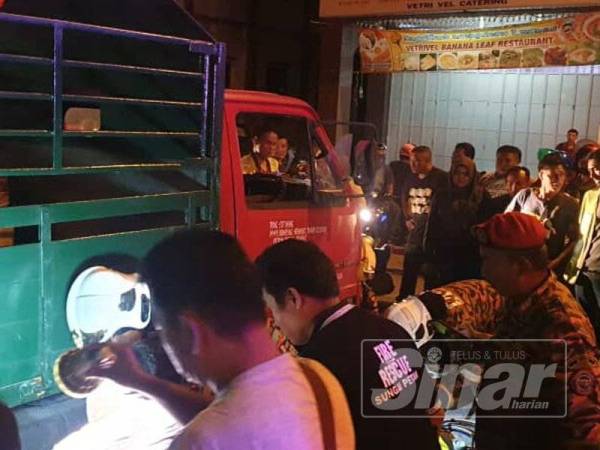 Pasukan bomba dan penyelamat terpaksa dipanggil bagi mengeluarkan mangsa yang tersepit.