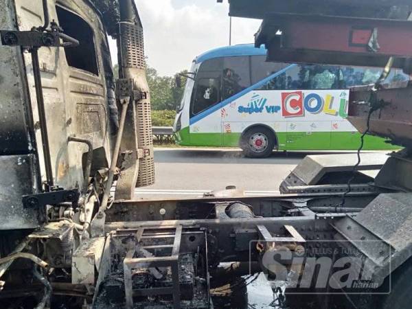 Keadaan lori mangsa yang terbakar dalam kejadian itu.