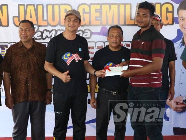 Muhammad Faiz (tiga dari kiri) menyampaikan sumbangan kepada wakil keluarga Allahyarham Azimat Hasan yang maut akibat jatuh laut ketika tempias taufan Lekima baru-baru ini.