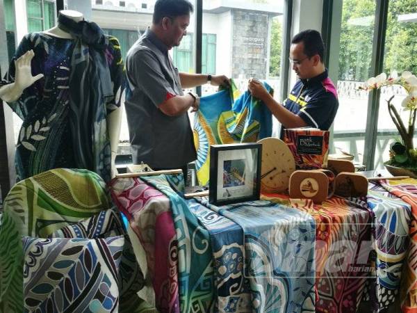 Produk Batik Merbok menjadi pilihan penggemar batik kerana rekaannya eksklusif.
