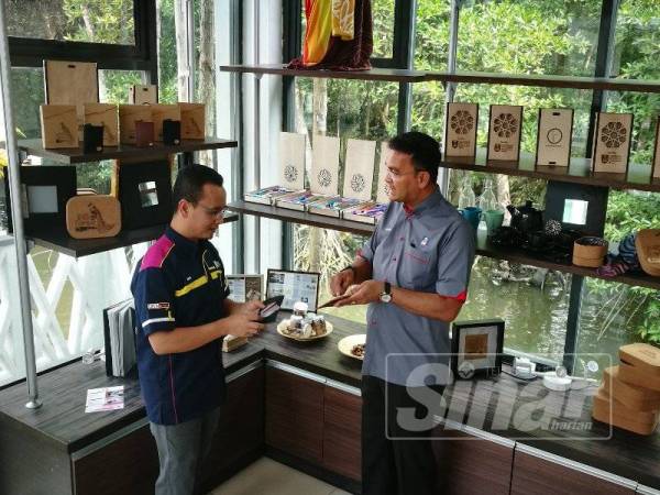 Galeri Batik Merbok Jeti Semeling turut menawarkan pelbagai produk cenderahati yang dihasilkan secara eksklusif.
