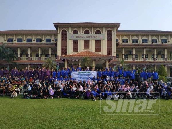 Peserta ALMP Siri 63 No4/2019 bergambar beramai-ramai dalam program CSR yang diadakan semalam.