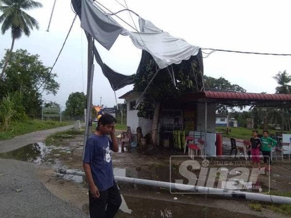 Antara kerosakan yang berlaku akibat kejadian ribut petang semalam. - Foto Facebook Wan Sukairi