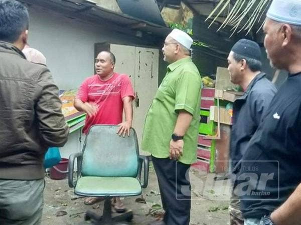 Wan Sukairi (tengah) melawat kediaman yang terjejas akibat kejadian ribut petang semalam. - Foto Facebook Wan Sukairi