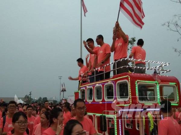 Ahmad Faizal (atas, dua dari kanan) membuat pelepasan Program Larian Untuk Keamanan 2019 anjuran Persatuan Sokka Gakkai Malaysia Negeri Perak di Bulatan Sultan Azlan Shah, Bandar Meru Raya hari ini.