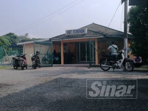 Keluarga dan rakan mangsa di pekarangan Unit Forensik Hospital Pontian pagi tadi.
