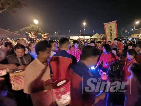 Pesta tanglung di Dataran Majlis Daerah Pontian meriah dengan kehadiran masyarakat berbilang kaum malam tadi.