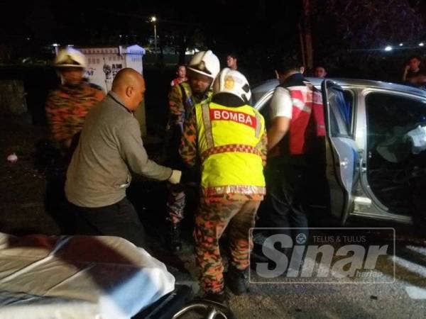 Anggota bomba membantu mengeluarkan mangsa yang tersepit.