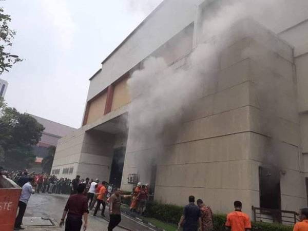 PWTC dipenuhi asap, ruang simpanan tingkat 1 terbakar sebentar tadi.