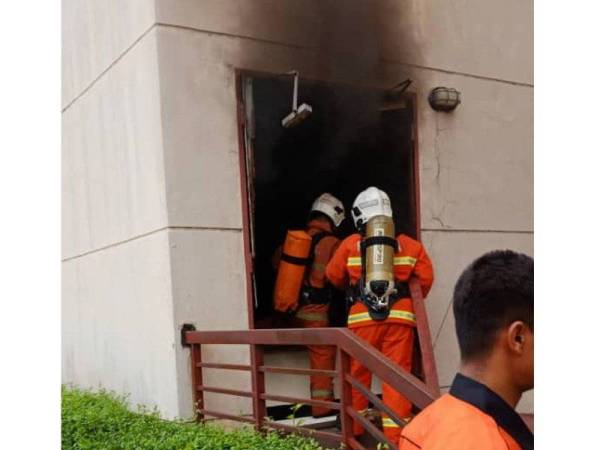 Anggota bomba memadamkan kebakaran di ruang simpanan barang di tingkat satu PWTC hari ini.