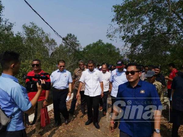 Sahruddin meninjau jambatan Kampung Sepah Beruang di Benut yang runtuh dua tahun lalu.