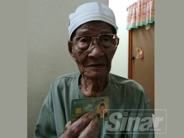 Jasmo menunjukkan kad pengenalan miliknya ketika ditemui wartawan Sinar Harian di Kampung Delek Kanan, Klang.