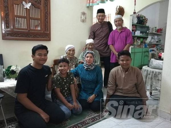 Jasmo bergambar kenangan bersama arwah isterinya Kamina dan sebahagian keluarganya di Kampung Delek Kanan, Klang.