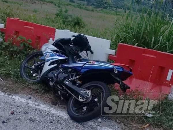 Motosikal mangsa remuk selepas dirempuh BMW dalam kejadian di Jalan Langkap- Kampar semalam.