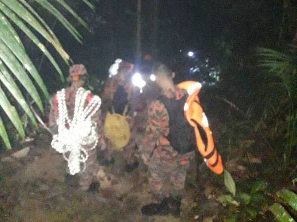 Anggota bomba menggunakan laluan trek untuk mendapatkan kesemua pendaki yang terkandas di seberang sungai di Behrang semalam.