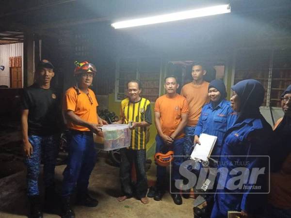 Kit makanan turut dihulurkan kepada mangsa terjejas.