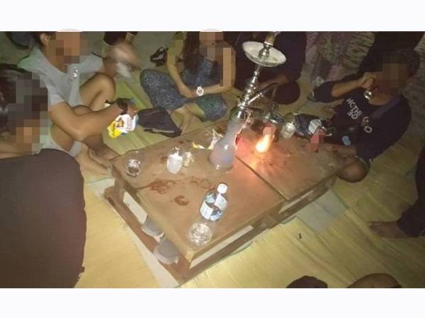 Sebahagian daripada yang ditahan ketika sedang asyik menikmati minuman keras di tepi Pantai Pasir Panjang, Pulau Perhentian, Besut, Jumaat lalu. Foto: Ihsan JHEAT